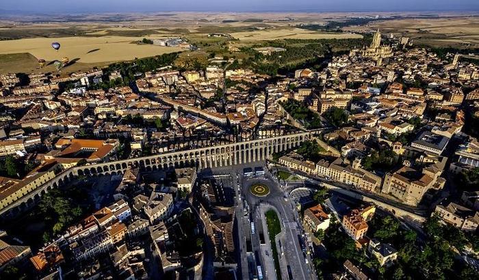 世界遺産のローマ水道橋や白雪姫のお城があるスペイン中央部の町セゴビア