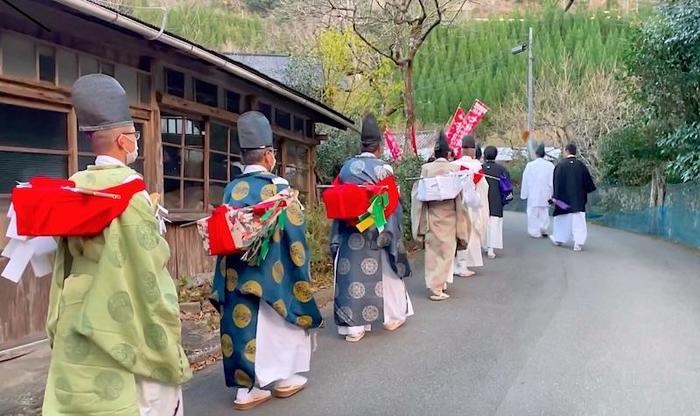 「神様が鏡を投げ入れた村」で夜神楽！ その神秘の裏側にみた世界