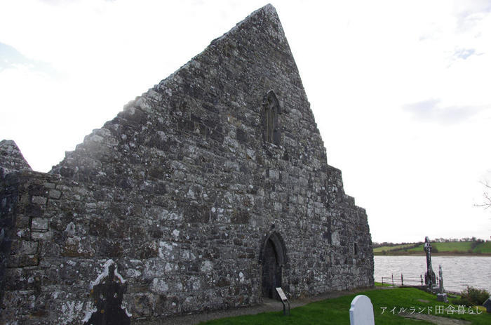 湖上に佇むアイルランドの幻想的な修道院「Urlaur Abbey」の魅力を紹介！