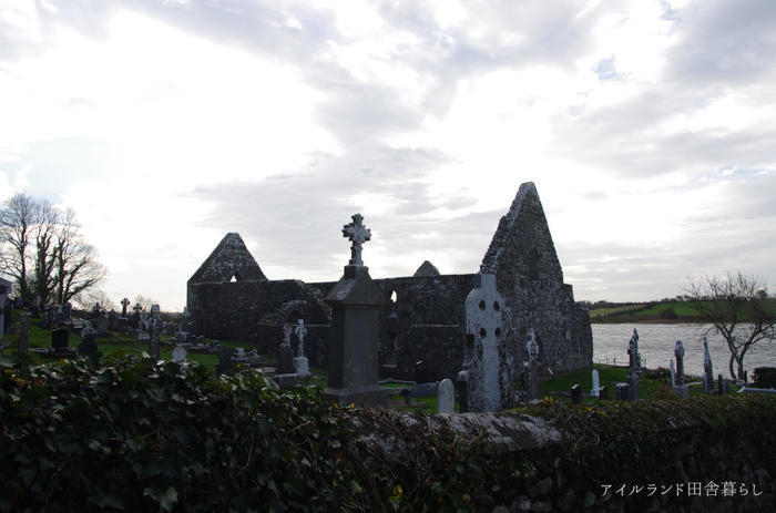湖上に佇むアイルランドの幻想的な修道院「Urlaur Abbey」の魅力を紹介！