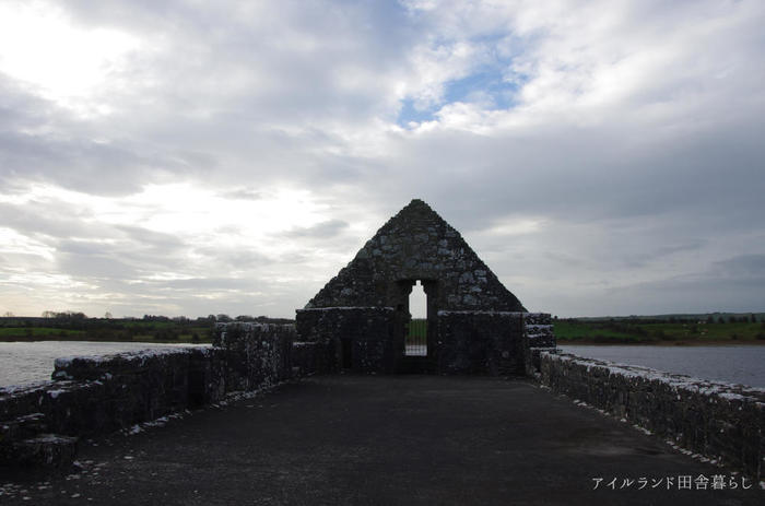 湖上に佇むアイルランドの幻想的な修道院「Urlaur Abbey」の魅力を紹介！