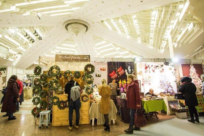 ベラルーシのお正月は、ヨーロッパで最も美しいクリスマスツリーとサンタで新年を迎える！？