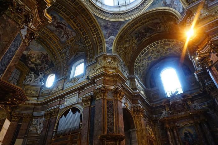 豪華な内装に驚き!ローマ散策中に立ち寄りたいおすすめの教会
