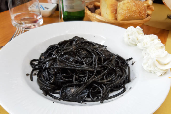 イタリア・シチリア島最大の魚市場にある超有名オステリアに行ってみた!