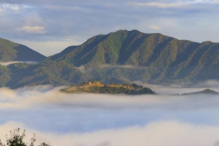 【兵庫県朝来市】シャッターを切る手が止まらない！ 時代に翻弄された天空の城「竹田城」の魅力とは？