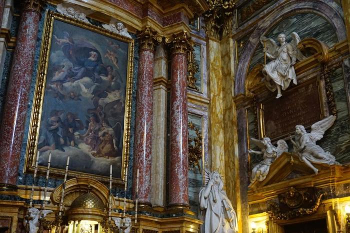 豪華な内装に驚き!ローマ散策中に立ち寄りたいおすすめの教会