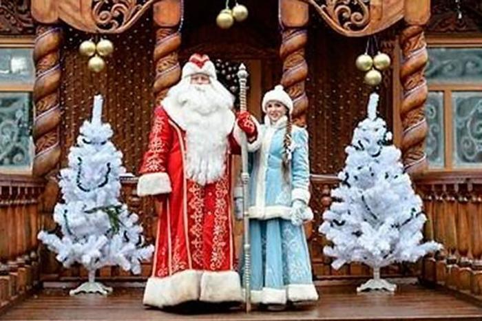 ベラルーシのお正月は、ヨーロッパで最も美しいクリスマスツリーとサンタで新年を迎える！？