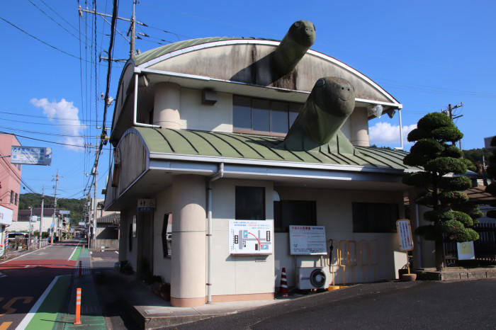 まるごと亀！？岡山の「亀甲駅」がとってもシュール！