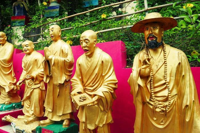 黄金色に輝くヘンテコ仏像を拝みに行こう！香港の山の上に建つ珍寺・萬佛寺