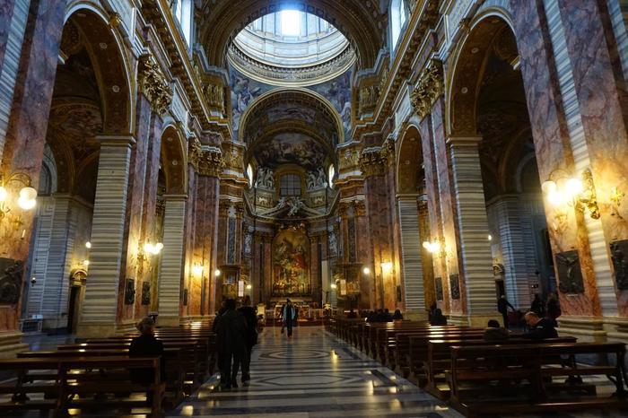 豪華な内装に驚き!ローマ散策中に立ち寄りたいおすすめの教会