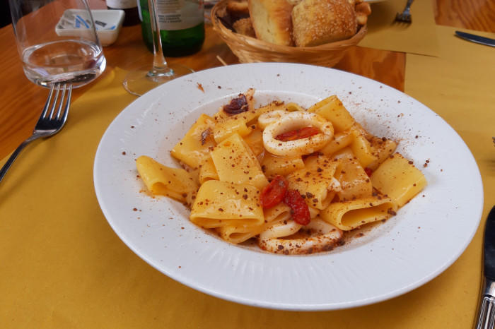 イタリア・シチリア島最大の魚市場にある超有名オステリアに行ってみた!