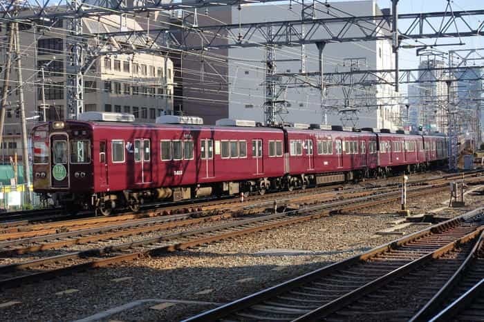 阪急電車の十三駅は東西南北の十字路