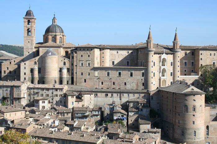 地球の走り方、ローマから日帰りウルビーノ（美しくなければ建築とは云えない。建築美あふれる世界遺産ウルビーノ）
