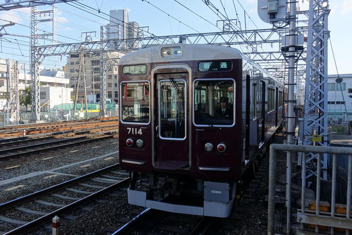 阪急電車の十三駅は東西南北の十字路