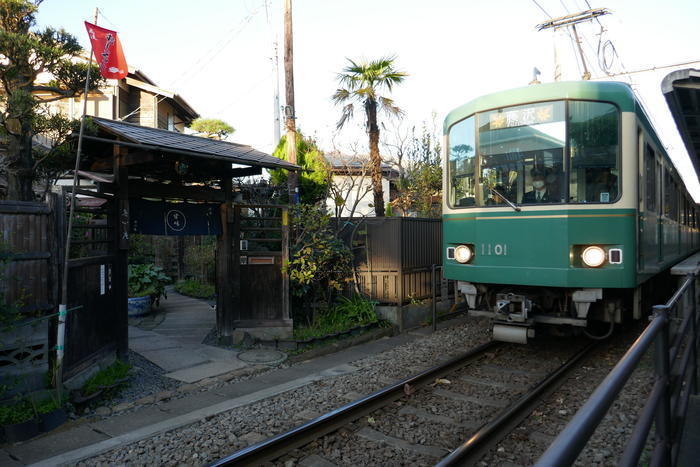 目の前にひろがる海とレトロ電車！鎌倉絶景さんぽ