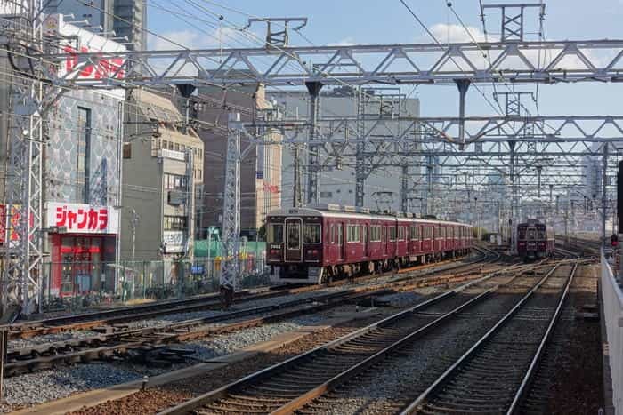 阪急電車の十三駅は東西南北の十字路