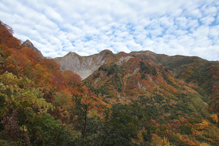 【山と秘湯をめぐる】長野県〜紅葉の名山・雨飾山と山腹の雨飾高原露天風呂〜