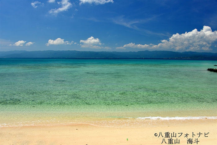 瑠璃色に輝く海に囲まれた鳩間島