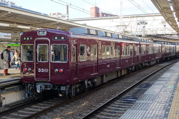 阪急電車の十三駅は東西南北の十字路