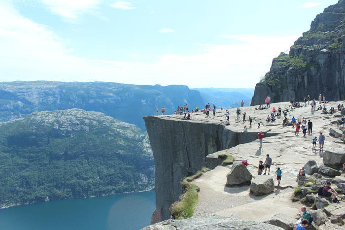 一生に一度は訪れたい！ノルウェーの断崖絶壁の絶景「プレーケストーレン」でハイキング♪