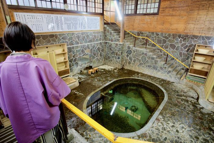 日本一深い天然自噴岩風呂がある藤三旅館に泊まってみた