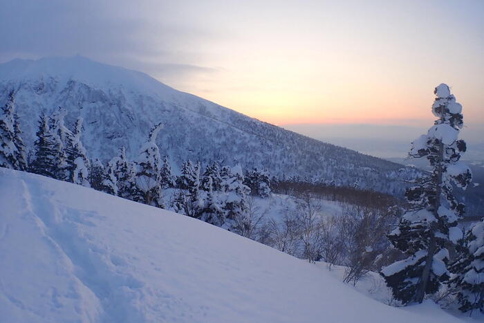 【山と秘湯をめぐる】北海道〜白銀の十勝岳連峰と雲上の秘湯・十勝岳温泉と吹上温泉〜