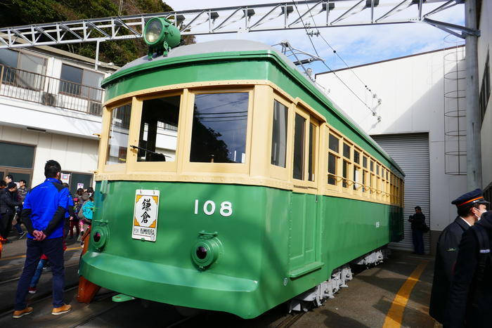 目の前にひろがる海とレトロ電車！鎌倉絶景さんぽ