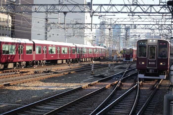 阪急電車の十三駅は東西南北の十字路