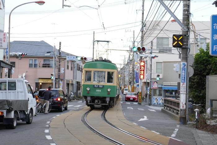 目の前にひろがる海とレトロ電車！鎌倉絶景さんぽ