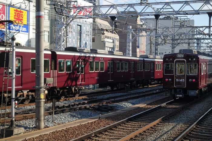 阪急電車の十三駅は東西南北の十字路