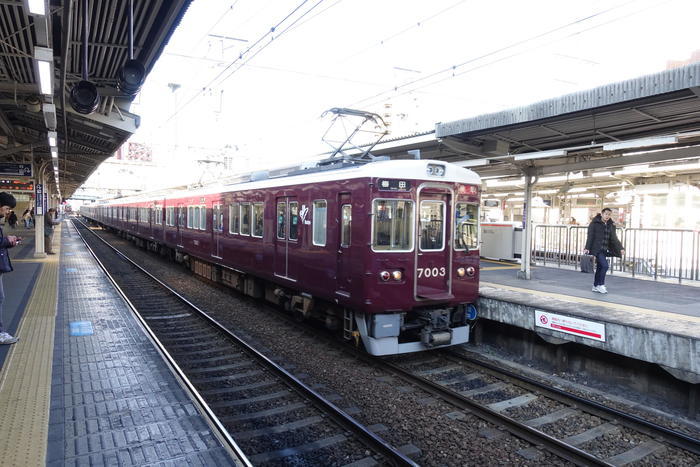 阪急電車の十三駅は東西南北の十字路