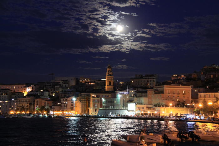 南イタリアの古い軍港「ガエータ」の美しい夜景