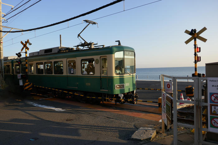 目の前にひろがる海とレトロ電車！鎌倉絶景さんぽ