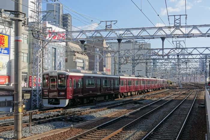 阪急電車の十三駅は東西南北の十字路