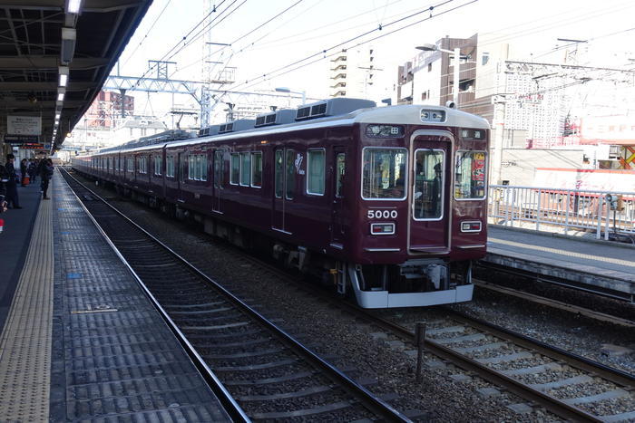 阪急電車の十三駅は東西南北の十字路