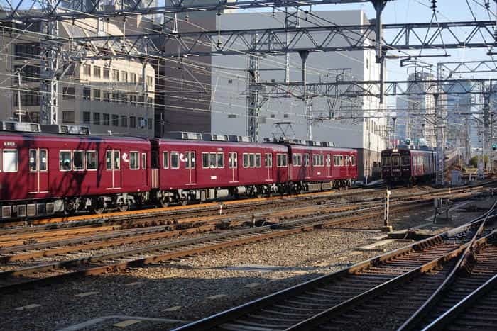 阪急電車の十三駅は東西南北の十字路