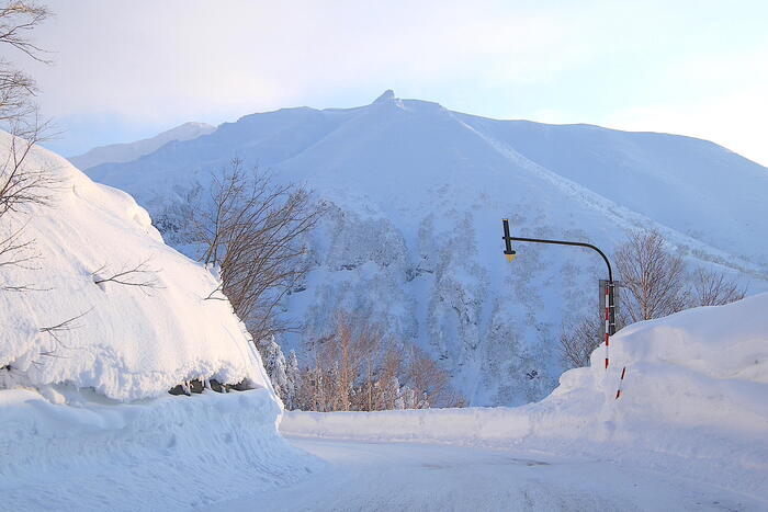 【山と秘湯をめぐる】北海道〜白銀の十勝岳連峰と雲上の秘湯・十勝岳温泉と吹上温泉〜