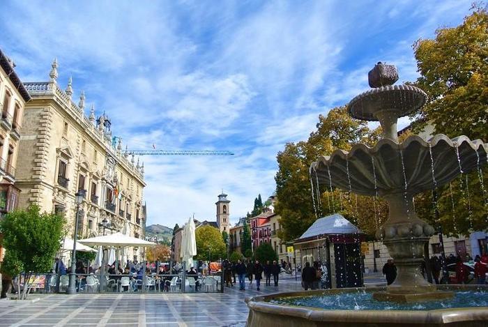 歩くだけで楽しい！南スペイン・イスラムの残り香り漂うグラナダの町
