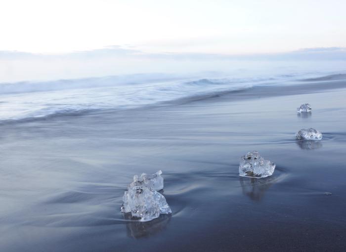 「ここでしか見ることができない」自然が造る宝石が転がっている海岸/北海道ジュエリーアイス