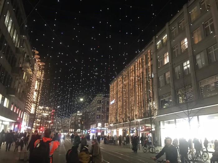 クリスマスシーズン！光のカーテンに彩られた街、チューリッヒへ！