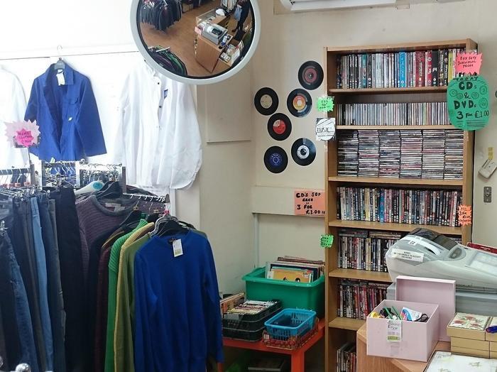 意外なお宝ゲット?イギリスのチャリティーショップに行ってみよう!