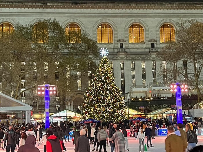 【アメリカ・ニューヨーク】世界一のクリスマスマーケットに選ばれたブライアントパークの「ウィンター・ビレッジ」