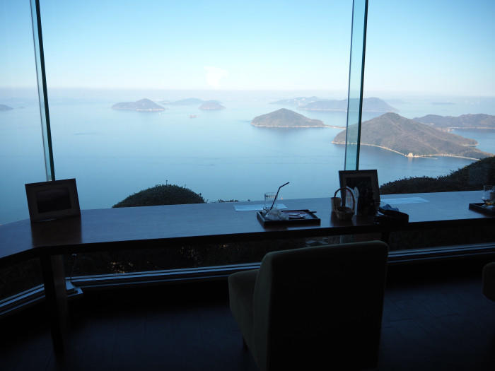 瀬戸内海を代表する絶景カフェと桜や紫陽花が素敵な「紫雲出山」