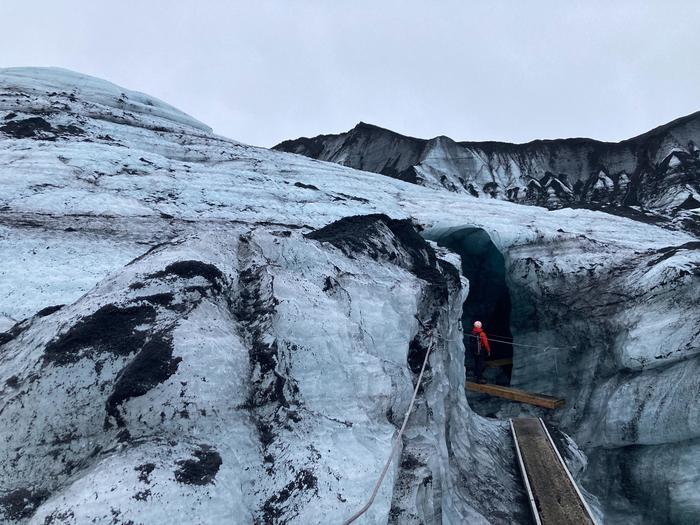 アイスランドの氷河の洞窟「アイスケーブ」を紹介します