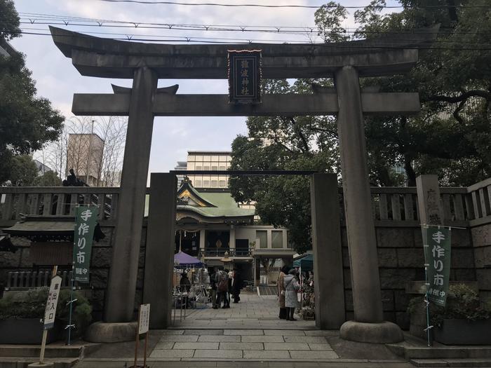 御朱印に花をモチーフにした大阪の中心に鎮座する難波神社