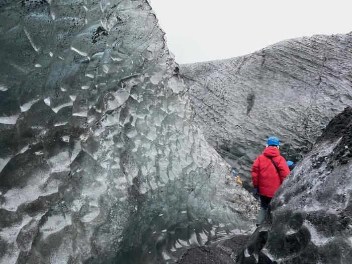 アイスランドの氷河の洞窟「アイスケーブ」を紹介します
