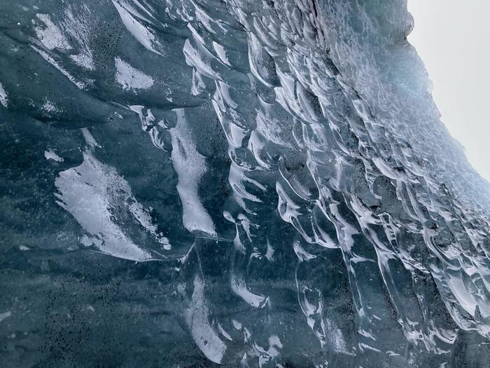 アイスランドの氷河の洞窟「アイスケーブ」を紹介します