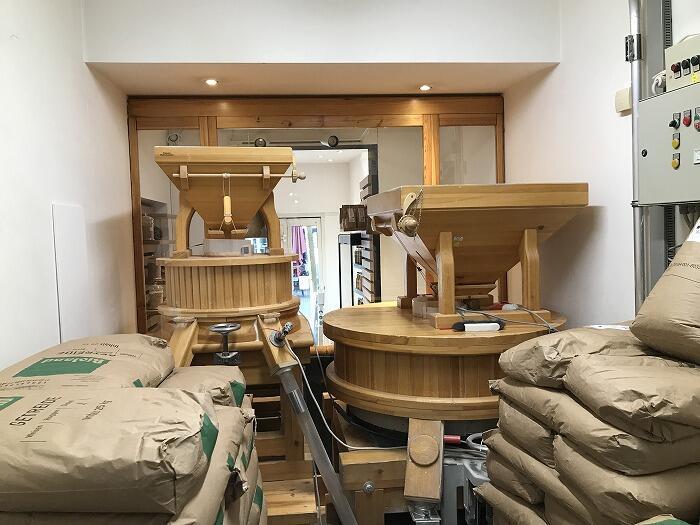 【ドイツ】粉挽きからお店で!伝統息づくBioパン屋さん「デニンガーズ・ミューレンベッカライ」の工房に潜入!!