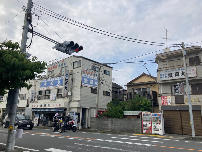 【鎌倉腰越】漁師の店で地魚を食し朝どれフライを買いに行こう