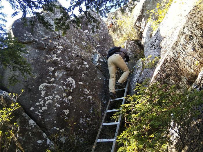 【岩稜登山】山梨の「乾徳山」山頂から360度のパノラマと岩登り体験